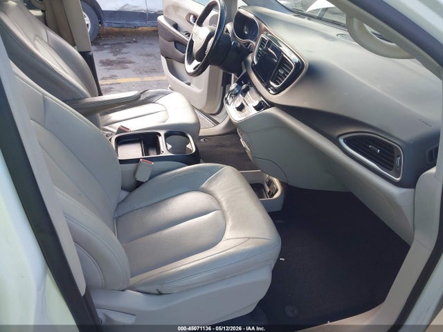 Продажа на аукционе авто 2017 Chrysler Pacifica Touring-l, vin: 2C4RC1BG1HR511216, номер лота: 45071136
