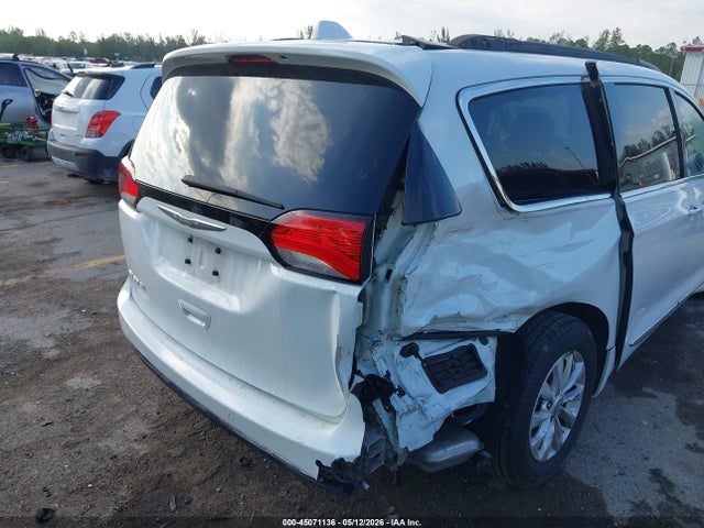 Продажа на аукционе авто 2017 Chrysler Pacifica Touring-l, vin: 2C4RC1BG1HR511216, номер лота: 45071136
