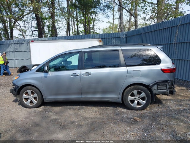 Продаж на аукціоні авто 2016 Toyota Sienna Le 8 Passenger, vin: 5TDKK3DC3GS739282, номер лоту: 45072175
