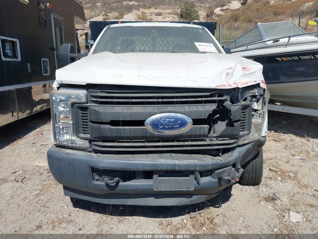 Ford F-350 Chassis Xl 2018 1FDRF3G67JEC20043 Image 15