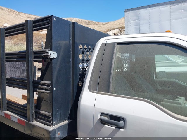 Ford F-350 Chassis Xl 2018 1FDRF3G67JEC20043 Image 16