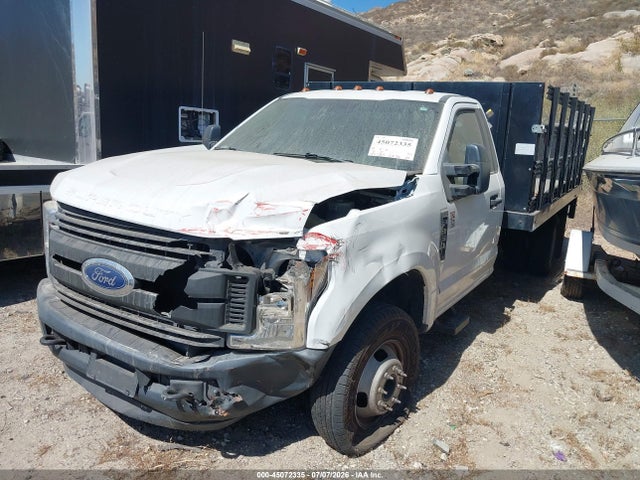 Ford F-350 Chassis Xl 2018 1FDRF3G67JEC20043 Image 2