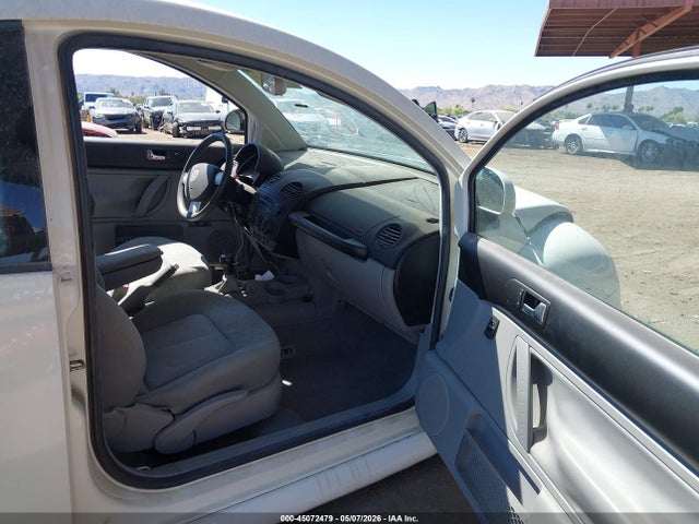 45072479 :رقم المزاد ، 3VWCC21C4YM470241 vin ، 2000 Volkswagen New Beetle Gls مزاد بيع