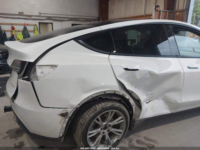 Auction sale of the 2022 Tesla Model Y Long Range Dual Motor All-wheel Drive, vin: 7SAYGDEE8NF438867, lot number: 45073062