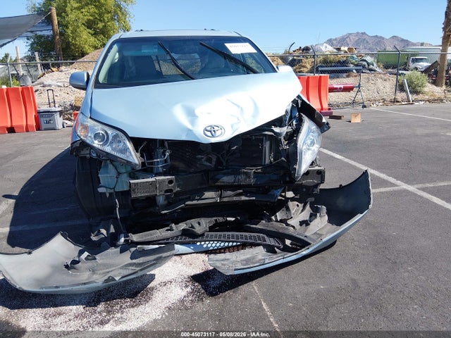 5TDYZ3DC1HS882853 Toyota Sienna Xle 8 Passenger