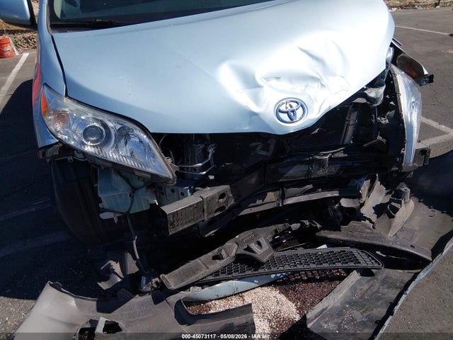 5TDYZ3DC1HS882853 Toyota Sienna Xle 8 Passenger