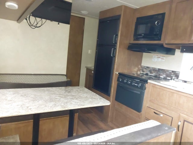45073872 :رقم المزاد ، 4X4TSMB29H7411035 vin ، 2017 Salem Cruise Lite مزاد بيع
