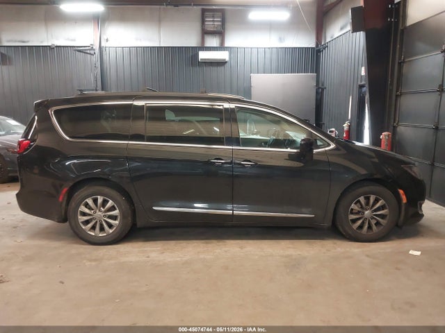 45074744 :رقم المزاد ، 2C4RC1BGXHR821851 vin ، 2017 Chrysler Pacifica Touring-l مزاد بيع