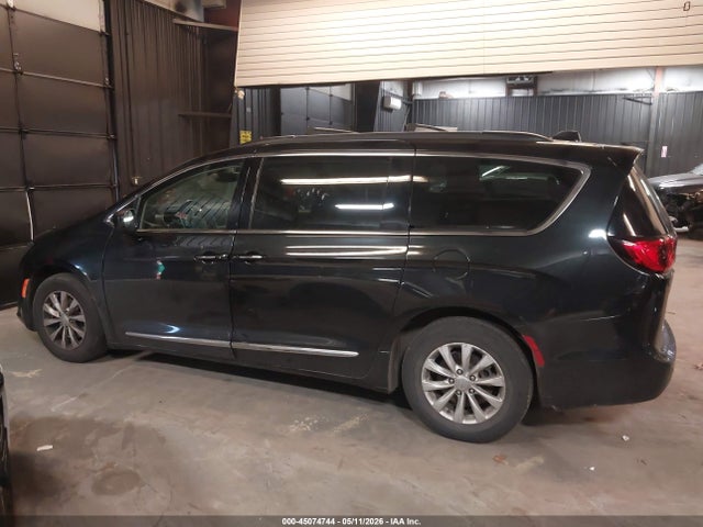 45074744 :رقم المزاد ، 2C4RC1BGXHR821851 vin ، 2017 Chrysler Pacifica Touring-l مزاد بيع