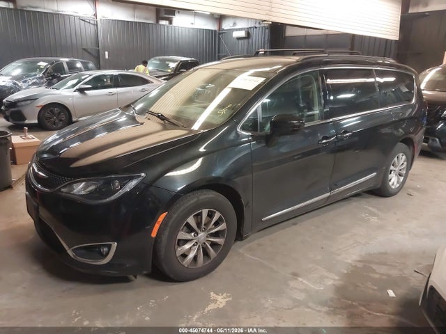 45074744 :رقم المزاد ، 2C4RC1BGXHR821851 vin ، 2017 Chrysler Pacifica Touring-l مزاد بيع