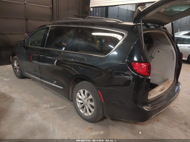 45074744 :رقم المزاد ، 2C4RC1BGXHR821851 vin ، 2017 Chrysler Pacifica Touring-l مزاد بيع