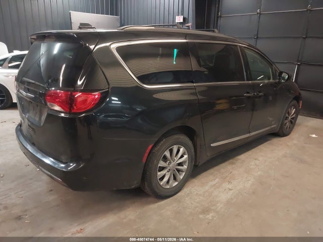 45074744 :رقم المزاد ، 2C4RC1BGXHR821851 vin ، 2017 Chrysler Pacifica Touring-l مزاد بيع