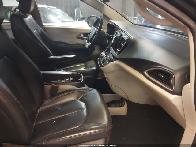 45074744 :رقم المزاد ، 2C4RC1BGXHR821851 vin ، 2017 Chrysler Pacifica Touring-l مزاد بيع