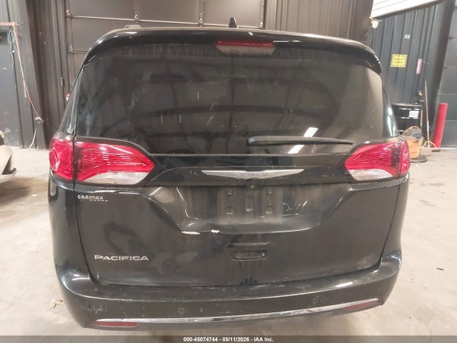 45074744 :رقم المزاد ، 2C4RC1BGXHR821851 vin ، 2017 Chrysler Pacifica Touring-l مزاد بيع