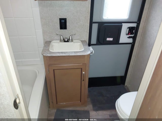 2018 Forest River Coachmen Catalina Legacy 323bhdsck Travel Trailer მანქანა იყიდება აუქციონზე, vin: 5ZT2CAXB8JX012773, აუქციონის ნომერი: 45075485