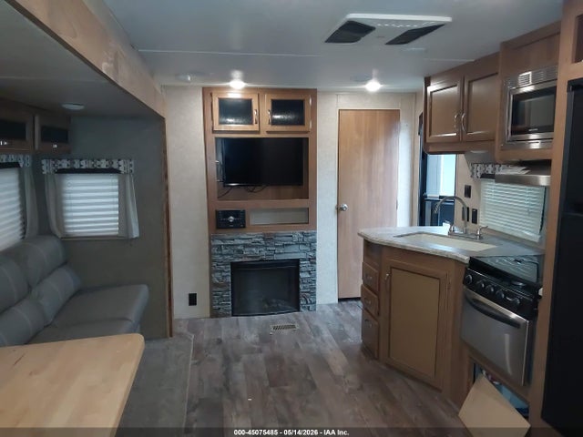 2018 Forest River Coachmen Catalina Legacy 323bhdsck Travel Trailer მანქანა იყიდება აუქციონზე, vin: 5ZT2CAXB8JX012773, აუქციონის ნომერი: 45075485