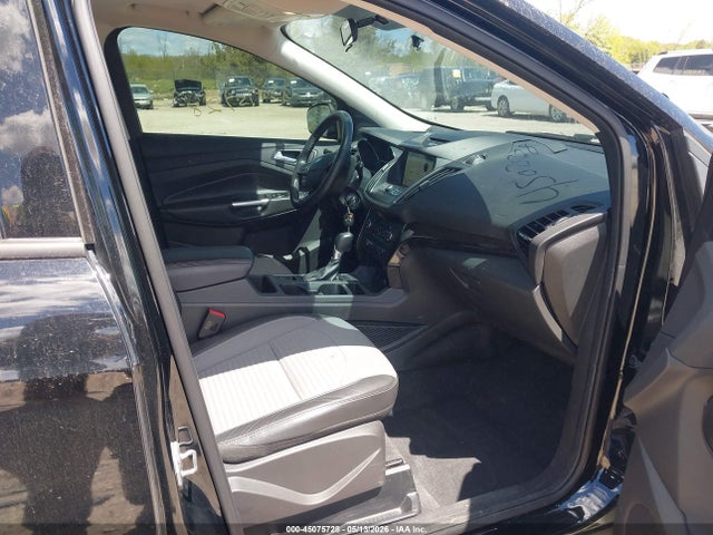 45075728 :رقم المزاد ، 1FMCU0GD4HUC44728 vin ، 2017 Ford Escape Se مزاد بيع