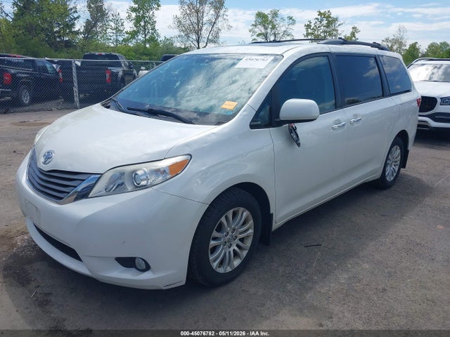 45076782 :رقم المزاد ، 5TDYZ3DC8HS788596 vin ، 2017 Toyota Sienna Xle Premium 8 Passenger مزاد بيع