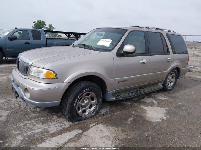 Продаж на аукціоні авто 2000 Lincoln Navigator, vin: 5LMFU28A0YLJ16745, номер лоту: 45077180