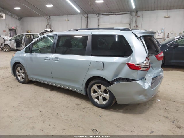 45077257 :رقم المزاد ، 5TDKK3DC6GS713873 vin ، 2016 Toyota Sienna Le 8 Passenger مزاد بيع