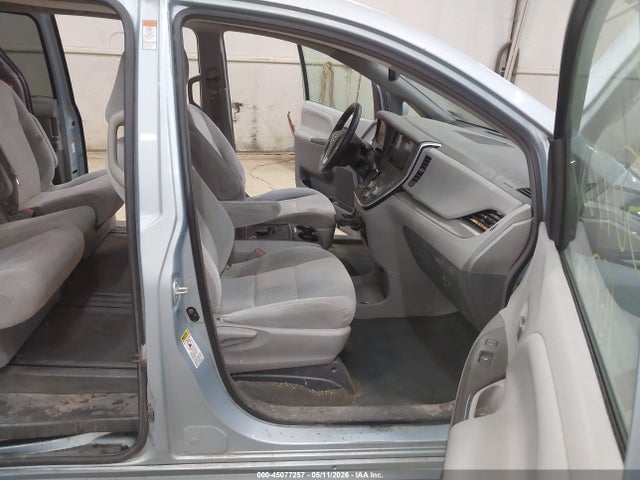 45077257 :رقم المزاد ، 5TDKK3DC6GS713873 vin ، 2016 Toyota Sienna Le 8 Passenger مزاد بيع