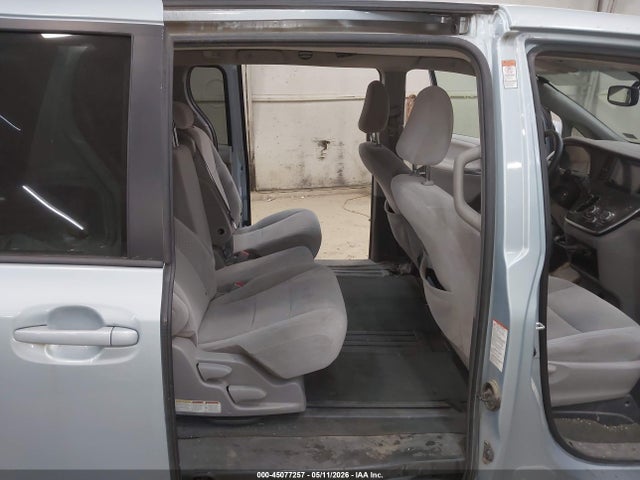 45077257 :رقم المزاد ، 5TDKK3DC6GS713873 vin ، 2016 Toyota Sienna Le 8 Passenger مزاد بيع