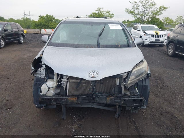 45077310 :رقم المزاد ، 5TDXZ3DC8HS814206 vin ، 2017 Toyota Sienna Se Premium 8 Passenger مزاد بيع