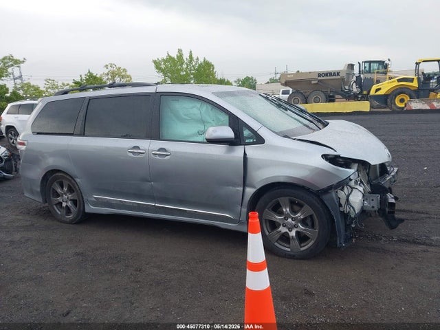 45077310 :رقم المزاد ، 5TDXZ3DC8HS814206 vin ، 2017 Toyota Sienna Se Premium 8 Passenger مزاد بيع