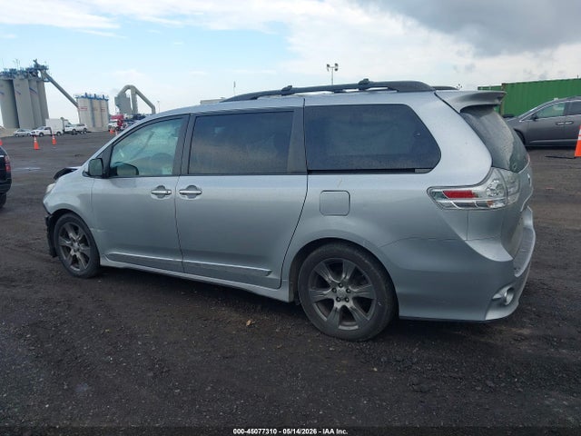 45077310 :رقم المزاد ، 5TDXZ3DC8HS814206 vin ، 2017 Toyota Sienna Se Premium 8 Passenger مزاد بيع