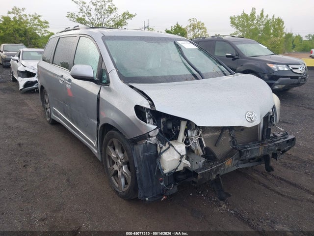 45077310 :رقم المزاد ، 5TDXZ3DC8HS814206 vin ، 2017 Toyota Sienna Se Premium 8 Passenger مزاد بيع