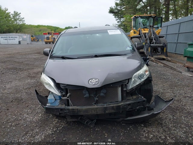 45078237 :رقم المزاد ، 5TDKK3DC6FS611410 vin ، 2015 Toyota Sienna Le 7 Passenger/le 8 Passenger مزاد بيع