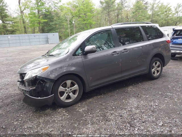 45078237 :رقم المزاد ، 5TDKK3DC6FS611410 vin ، 2015 Toyota Sienna Le 7 Passenger/le 8 Passenger مزاد بيع