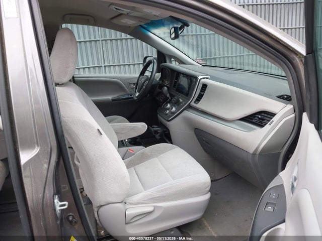 45078237 :رقم المزاد ، 5TDKK3DC6FS611410 vin ، 2015 Toyota Sienna Le 7 Passenger/le 8 Passenger مزاد بيع
