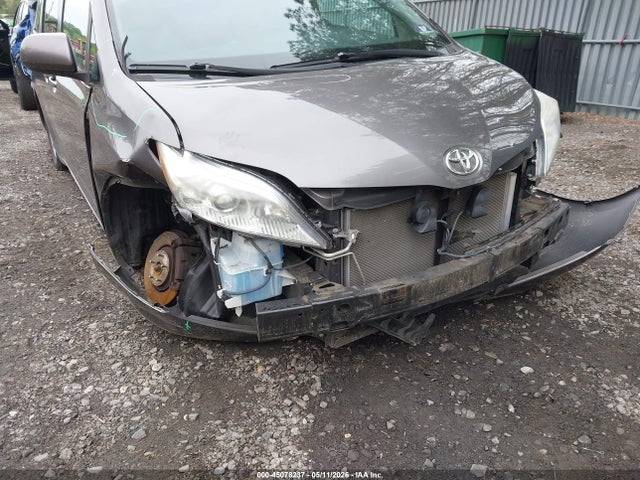 45078237 :رقم المزاد ، 5TDKK3DC6FS611410 vin ، 2015 Toyota Sienna Le 7 Passenger/le 8 Passenger مزاد بيع