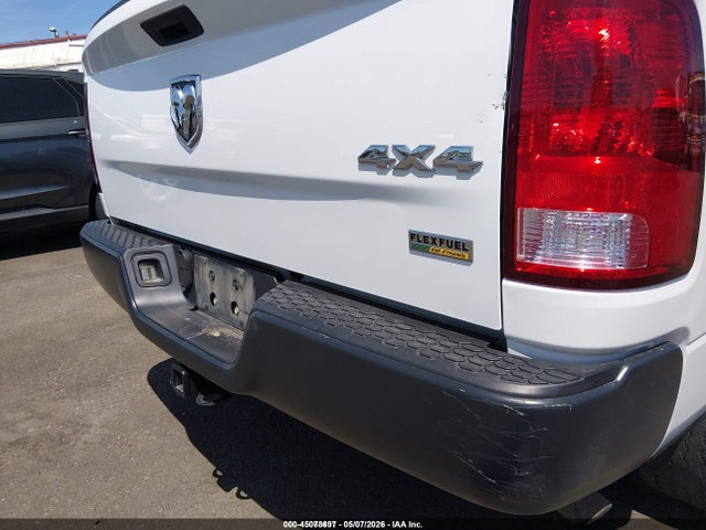 1C6RR7KG5KS658637 RAM 1500 Classic Tradesman 4x4 5&#039;7 Box
