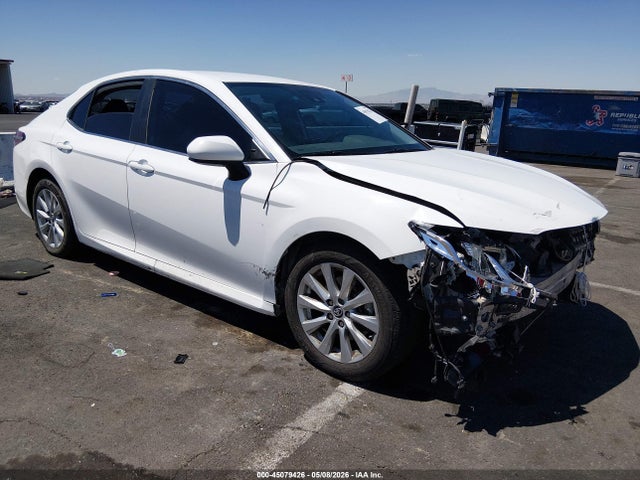 45079426 :رقم المزاد ، 4T1B11HK4KU744354 vin ، 2019 Toyota Camry Le مزاد بيع