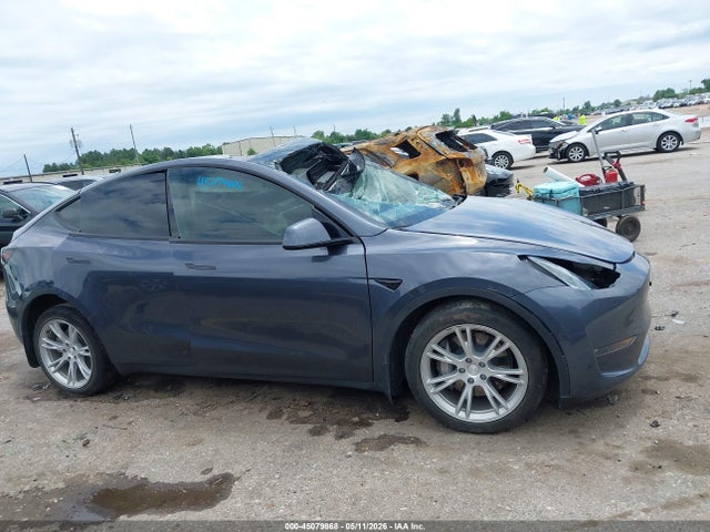 Auction sale of the 2022 Tesla Model Y Long Range Dual Motor All-wheel Drive, vin: 7SAYGDEE8NF327557, lot number: 45079868