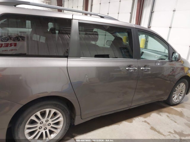 5TDYK3DC7FS648329 Toyota Sienna Xle 8 Passenger
