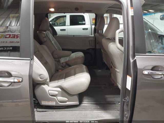 5TDYK3DC7FS648329 Toyota Sienna Xle 8 Passenger