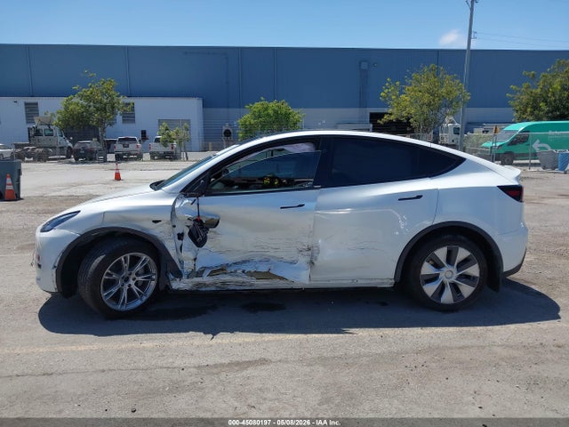 Продажа на аукционе авто 2024 Tesla Model Y Long Range Dual Motor All-wheel Drive, vin: 7SAYGDEEXRF004133, номер лота: 45080197