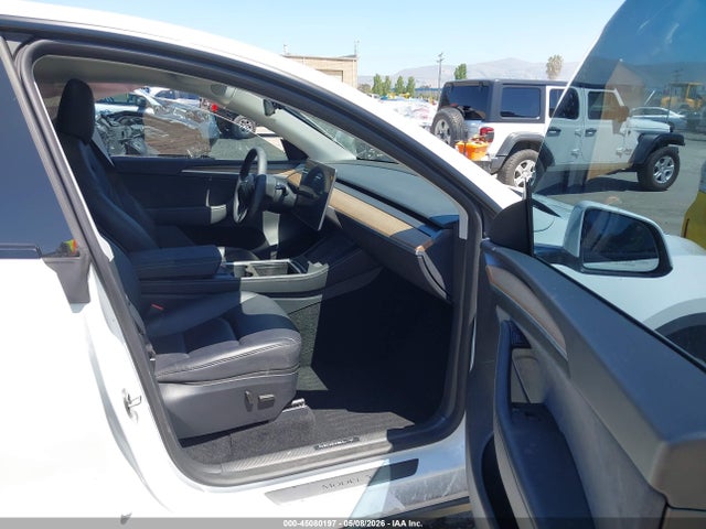 Продажа на аукционе авто 2024 Tesla Model Y Long Range Dual Motor All-wheel Drive, vin: 7SAYGDEEXRF004133, номер лота: 45080197