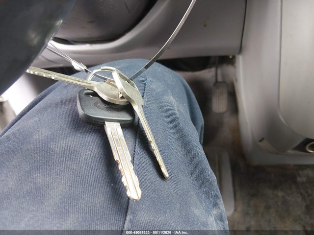 2002 Toyota Sienna Le მანქანა იყიდება აუქციონზე, vin: 4T3ZF13C72U499413, აუქციონის ნომერი: 45081923