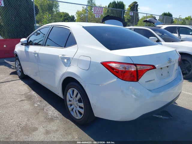 Toyota COROLLA LE 2018 5YFBURHE4JP749909 Image 3