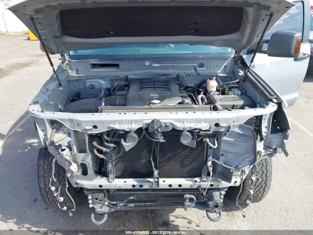 5TFDY5F17JX769563 Toyota Tundra Sr5 5.7l V8