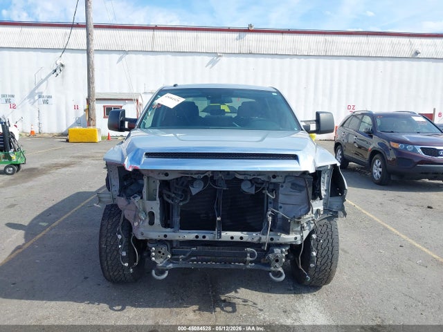 5TFDY5F17JX769563 Toyota Tundra Sr5 5.7l V8
