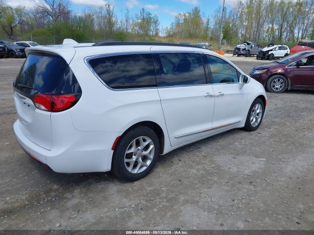 2017 Chrysler Pacifica Touring-l მანქანა იყიდება აუქციონზე, vin: 2C4RC1BG5HR676220, აუქციონის ნომერი: 45084899