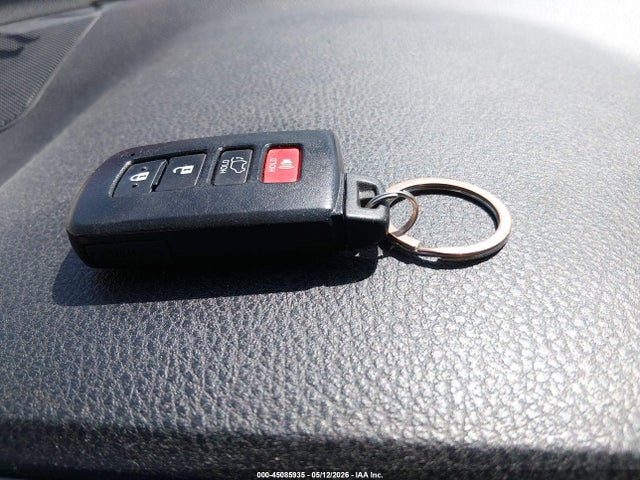 JTMRJREV6HD085251 Toyota Rav4 Hybrid Xle
