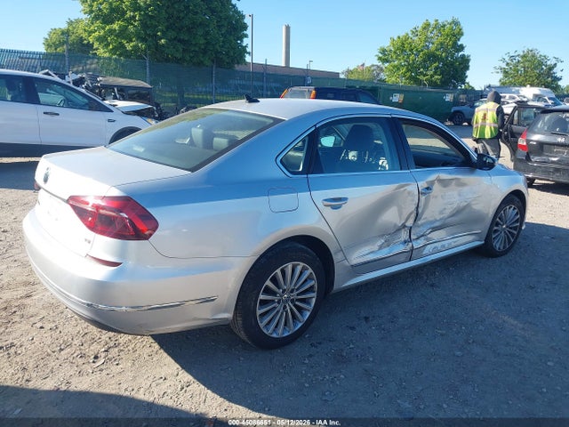 45086651 :رقم المزاد ، 1VWBT7A37HC067669 vin ، 2017 Volkswagen Passat 1.8t Se مزاد بيع