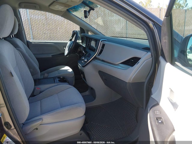 Продаж на аукціоні авто 2017 Toyota Sienna Le 8 Passenger, vin: 5TDKZ3DC0HS827848, номер лоту: 45087965