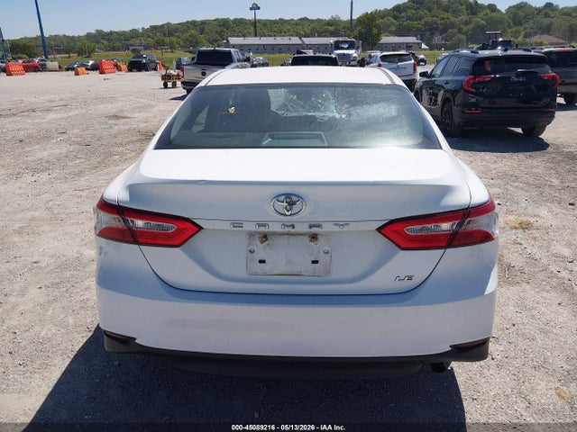 45089216 :رقم المزاد ، 4T1B11HK7JU084907 vin ، 2018 Toyota Camry Le مزاد بيع